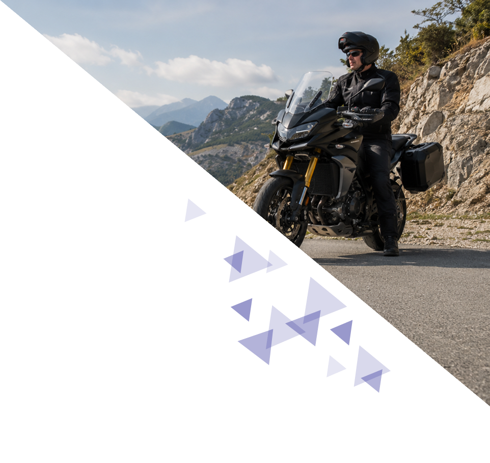 Motorista moto gran cilindrada en carretera de montaña