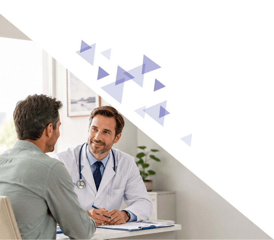 Médico atendiendo a un paciente en una consulta privada moderna