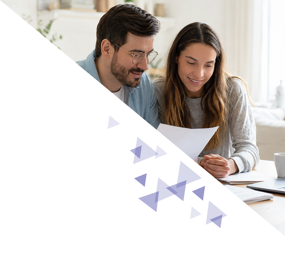 Pareja revisando documentos de hipoteca y préstamo en casa