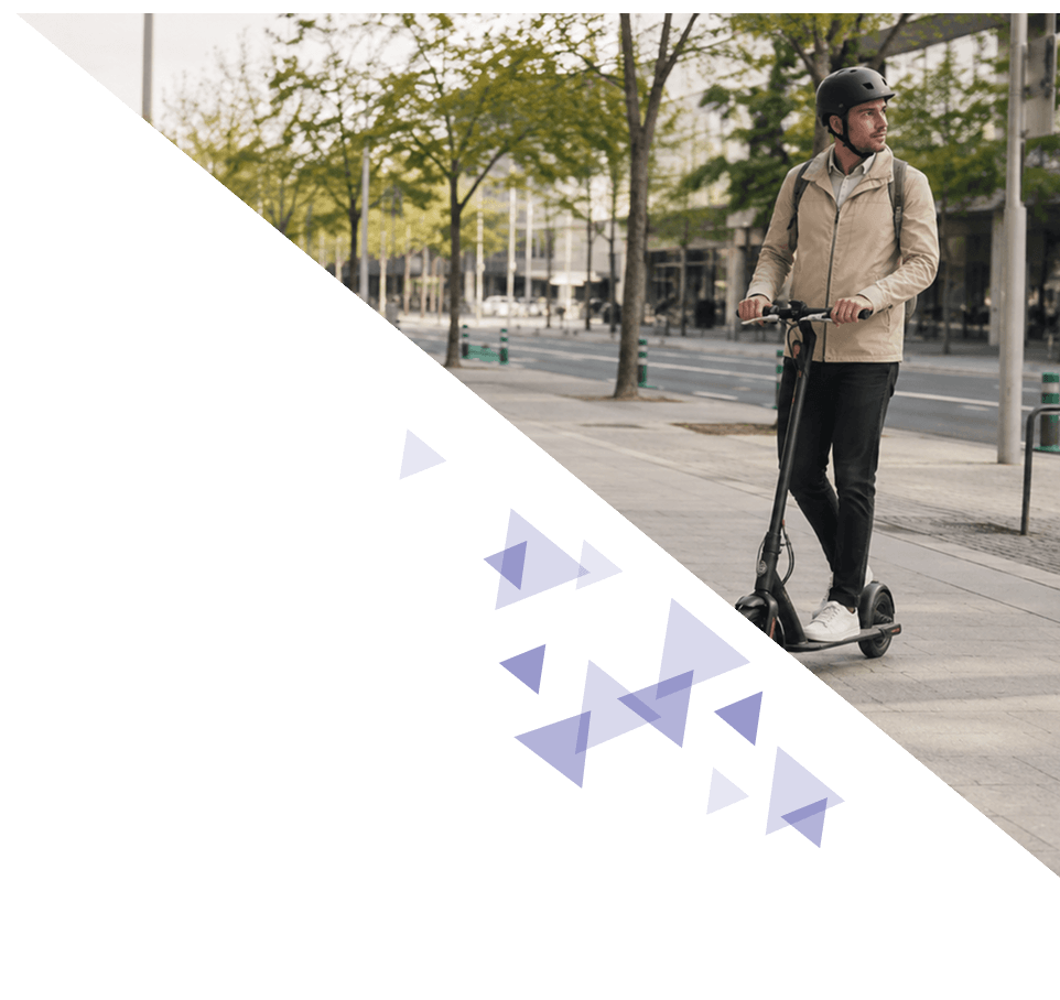 Usuario patinete eléctrico con casco seguro Zaragoza