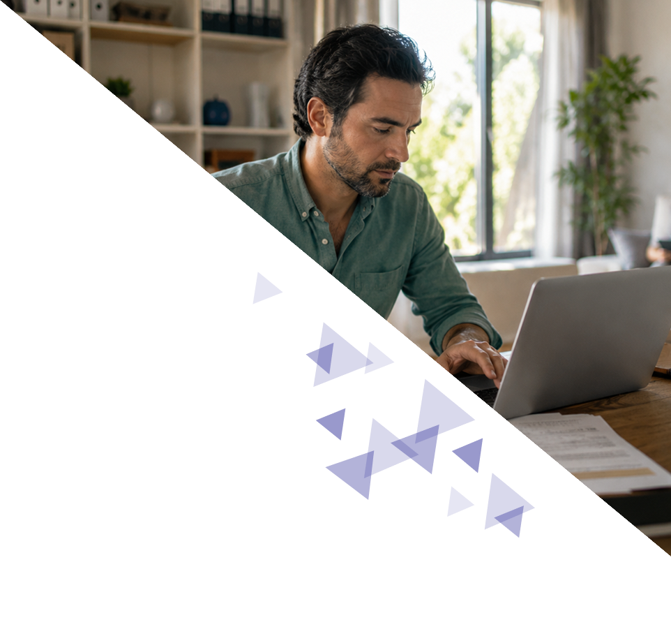 Autónomo revisando documentación profesional y financiera en su espacio de trabajo
