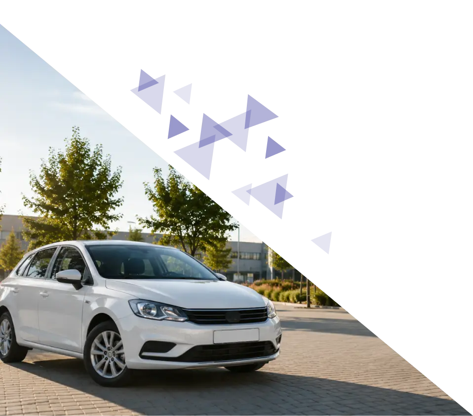 Coche de empresa blanco aparcado en una zona industrial