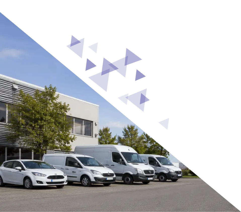 Varias furgonetas de empresa aparcadas junto a una nave profesional